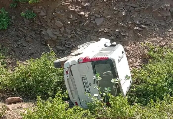 Car fell on devotees going on foot to visit Jogania Mata, 4 including car driver died | जोगनिया माता के दर्शन के लिए पैदल जा रहे श्रद्धालुओं पर गिरी कार, कार चालक समेत 4 की मौत