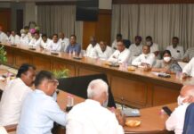 मंत्रियों के साथ हुई किसानों की बैठक में हंगामा: सहमति नहीं बन पाई, किसानो ने दिया अल्टीमेटम | Uproar in farmers' meeting with ministers: Consensus could not be reached, farmers gave ultimatum