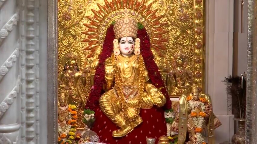 On Vijayadashami, Mahalakshmi was dressed in a gold sari weighing 16 kg in Pune. | विजयादशमी पर पुणे में महालक्ष्मी को 16 किलो वजनी सोने की साड़ी पहनाई