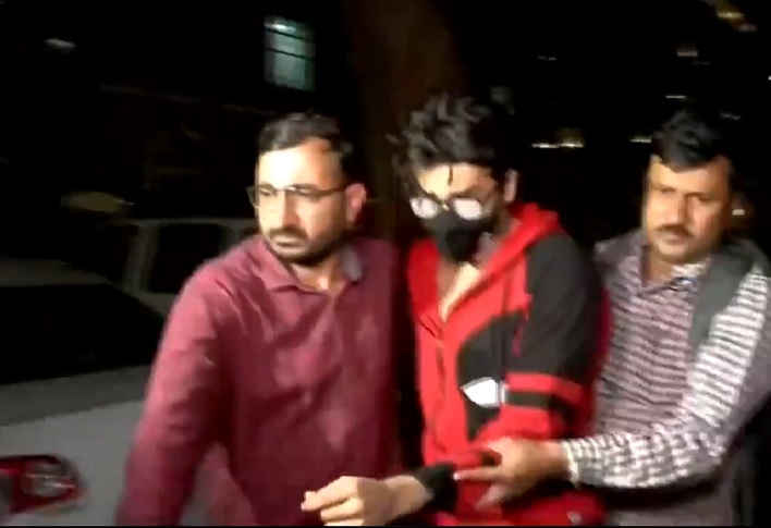रेव पार्टी केस में बॉलीवुड अभिनेता शाहरुख खान के बेटे से पूछताछ, दिल्ली की तीन लड़कियों समेत 13 हिरासत में