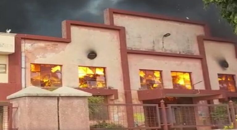 Fierce fire broke out in furniture factory in Neemrana, 200 workers escaped to save their lives | नीमराणा में फर्नीचर फैक्ट्री में लगी भीषण आग, 200 कर्मचारियों ने भागकर बचाई जान