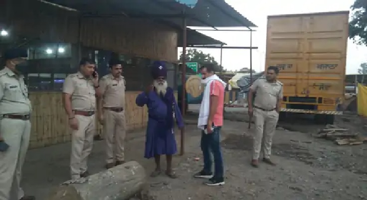सिंधु बॉर्डर पर युवक की हत्या के मामले में एक निहंग ने किया सरेंडर, बोला- यह किसान आंदोलन नहीं, गुरु ग्रंथ साहिब की बेअदबी का मामला 2 सिंधु बॉर्डर