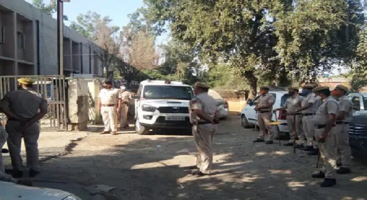 सिंधु बॉर्डर पर युवक की हत्या के मामले में एक निहंग ने किया सरेंडर, बोला- यह किसान आंदोलन नहीं, गुरु ग्रंथ साहिब की बेअदबी का मामला 3 सिंधु बॉर्डर
