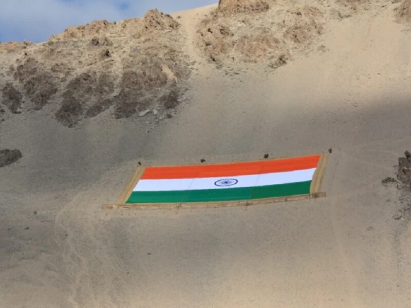 Tricolor weighing 1400 kg unveiled in Leh | लेह में 1400 किलो वजनी तिरंगे का अनावरण