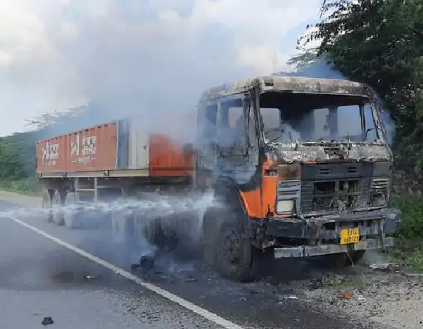 Accident due to short circuit in truck on Ajmer-Jaipur highway, truck cabin burnt | अजमेर-जयपुर हाइवे पर ट्रक में शॉर्ट सर्किट से हुआ हादसा, ट्रक केबिन जला