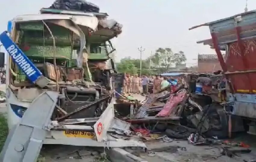 दर्दनाक हादसा : UP के बाराबंकी में टूरिस्ट बस ट्रक से टकराई, 14 यात्रियों की मौके पर ही मौत, 30 घायल