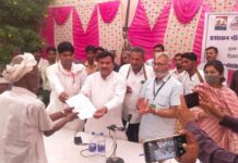 In the campaign with the administration villages, MLA Solanki gave hands, the happy faces of the villagers | प्रशासन गांवो के संग अभियान में विधायक सोलंकी ने दिए हाथों हाथ पट्टे, ग्रामीणों के खिले चेहरे
