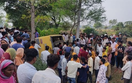 बांसवाड़ा में बच्चों से भरी बस खाई में गिरी, स्टेयरिंग फेल होने से अनियंत्रित होकर पलटी