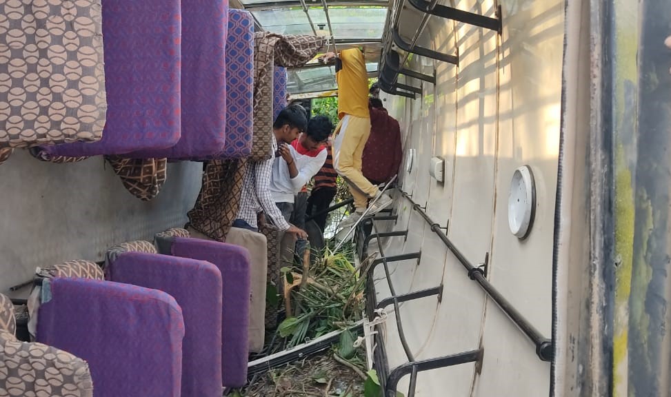 बांसवाड़ा में बच्चों से भरी बस खाई में गिरी, स्टेयरिंग फेल होने से अनियंत्रित होकर पलटी 2 बांसवाड़ा में बच्चों से भरी बस खाई में गिरी, स्टेयरिंग फेल होने से अनियंत्रित होकर पलटी