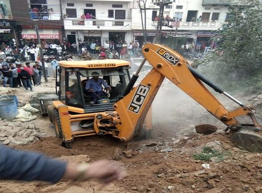 निर्माणीधीन मकान की दीवार ढहने से युवक दबा, रेस्क्यू में जुटी सिविल डिफेंस