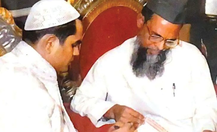 नवाब मालिक ने वानखेड़े पर आरोपों का एक और बम फोड़ा, जारी की मौलाना के साथ टोपी पहने बैठे समीर की तस्वीर