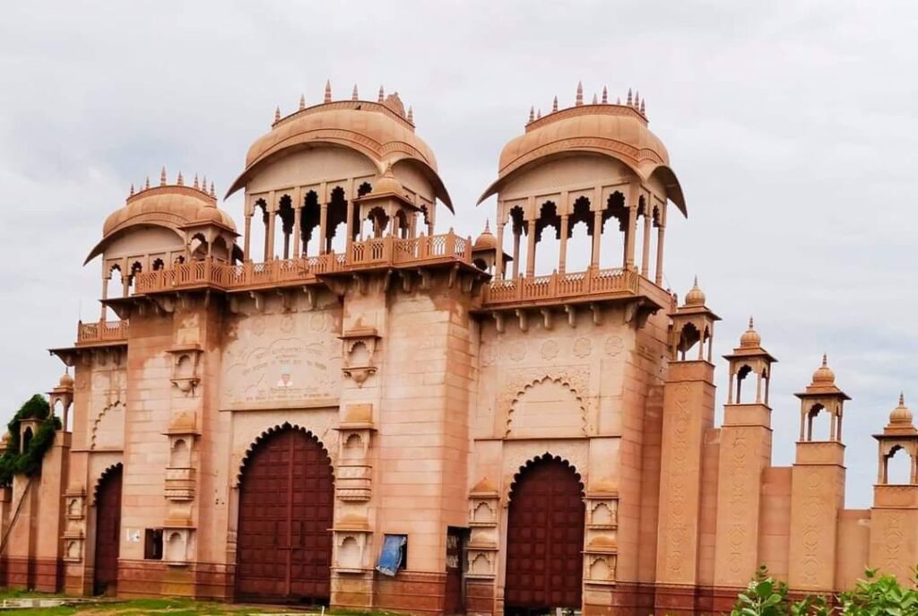 आंदोलनों वाले किरोड़ी बाबा: "जहां बाबा खड़े हो जाते हैं,वहां आंदोलनकारियों की भीड़ स्वतः स्फूर्त जुट जाती है" 5 87899ad8 3d1f 40be 913c b7ae379fcfc1 1