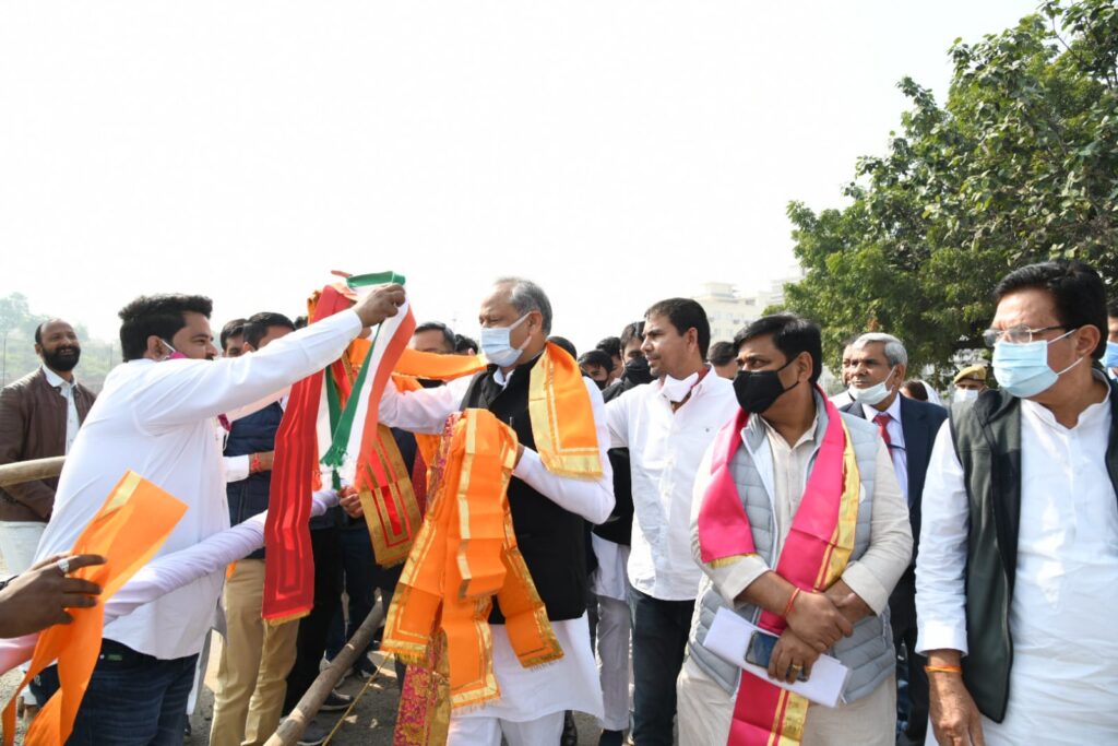 मुख्यमंत्री अशोक गहलोत पहुंचे नाथद्वारा श्रीनाथजी की शरण में 3 मुख्यमंत्री अशोक गहलोत पहुंचे नाथद्वारा श्रीनाथजी की शरण में