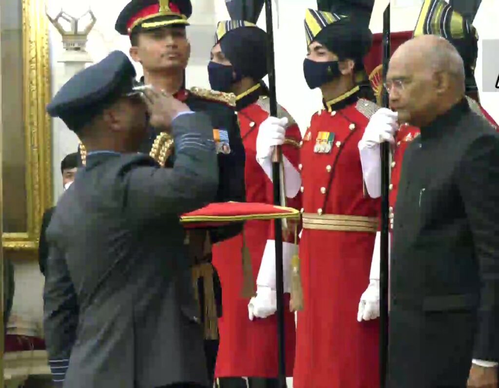 Gallantry Awards 2021: पाकिस्तान के दांत खट्टे करने वाले वीर अभिनंदन को 'वीर चक्र' 2 gallantry awards 2021: राष्ट्रपति रामनाथ कोविंद ने सैनिकों को दिए वीरता पुरस्कार 2021