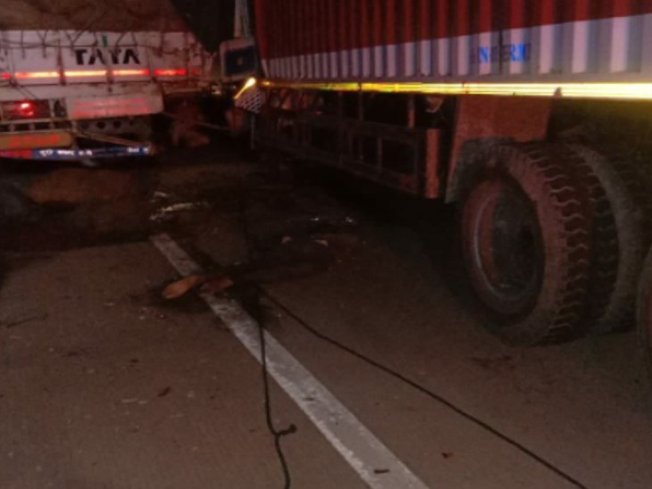 ट्रक ड्राइवर सड़क किनारे ट्रक खड़ा कर कस रहा था तिरपाल, पीछे से आए तेज रफ्तार ट्रक ने रौंदा