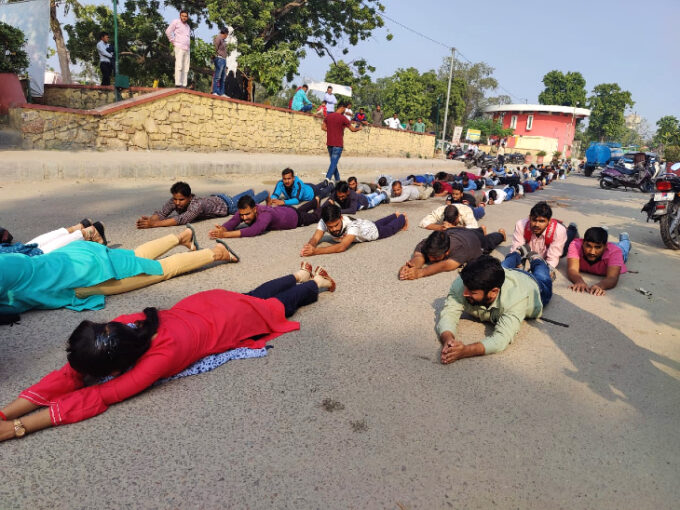बेरोजगारों का सड़कों पर दंडवत लेटकर अनूठा प्रदर्शन,बोले- अब भी नहीं माने तो उग्र आंदोलन के लिए तैयार रहे सरकार
