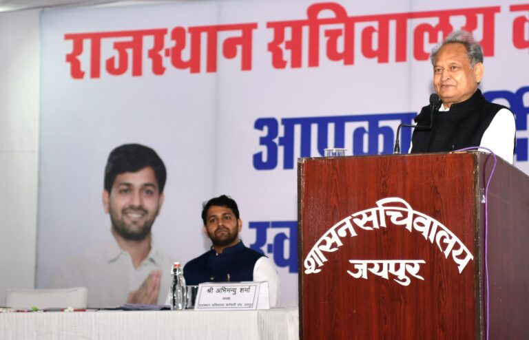 CM ने सचिवालय कर्मचारियों के शपथ ग्रहण में दिए संकेत: बोले-आपका शपथ ग्रहण हो गया, अब मंत्रिमंडल का भी हो जाएगा