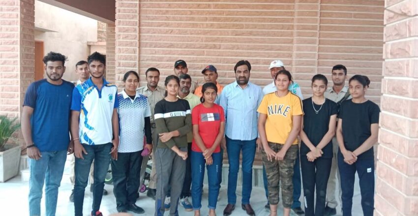 गर्ल्स वॉलीबॉल प्रतियोगिता में भाग लेने आई झुंझुनूं टीम से मिले सांसद बेनीवाल