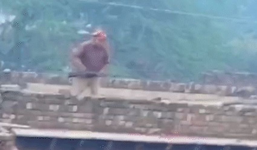 ट्यूशन जा रहे बच्चों का रास्ता रोक कर की पिटाई, विवाद में फिर चले पत्थर और गोलियां