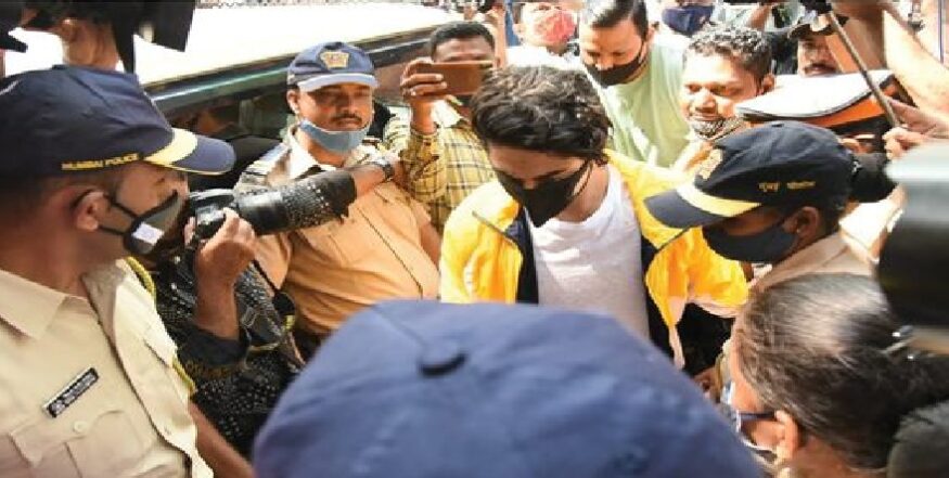 NCB दफ्तर हाजिरी लगाने पहुंचे आर्यन खान, सिर्फ बॉडीगार्ड को साथ लाए NCB