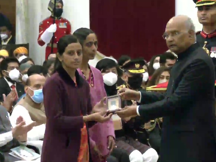 Gallantry Awards 2021: पाकिस्तान के दांत खट्टे करने वाले वीर अभिनंदन को 'वीर चक्र' 5 gallantry awards 2021: राष्ट्रपति रामनाथ कोविंद ने सैनिकों को दिए वीरता पुरस्कार 2021