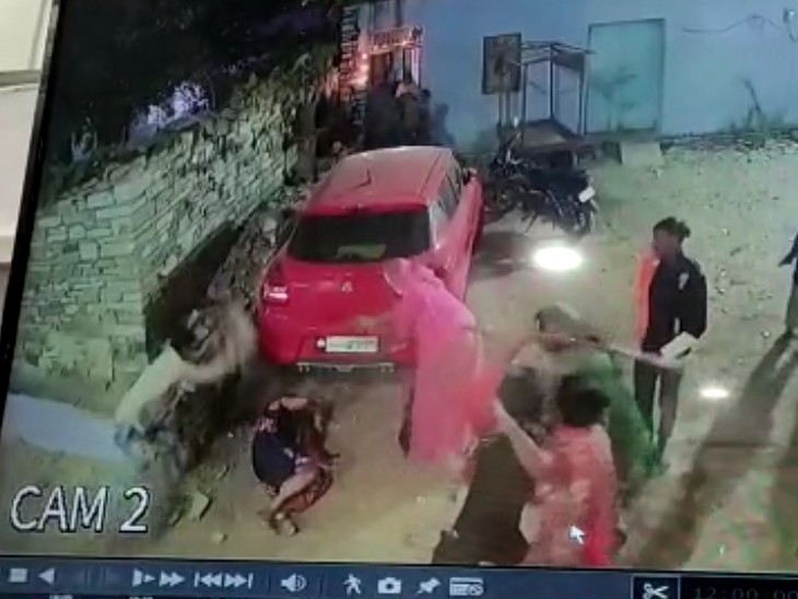 उधार दिए रुपए मांगने पर पड़ोसी बाप-बेटे ने महिला से की मारपीट 2 महिला