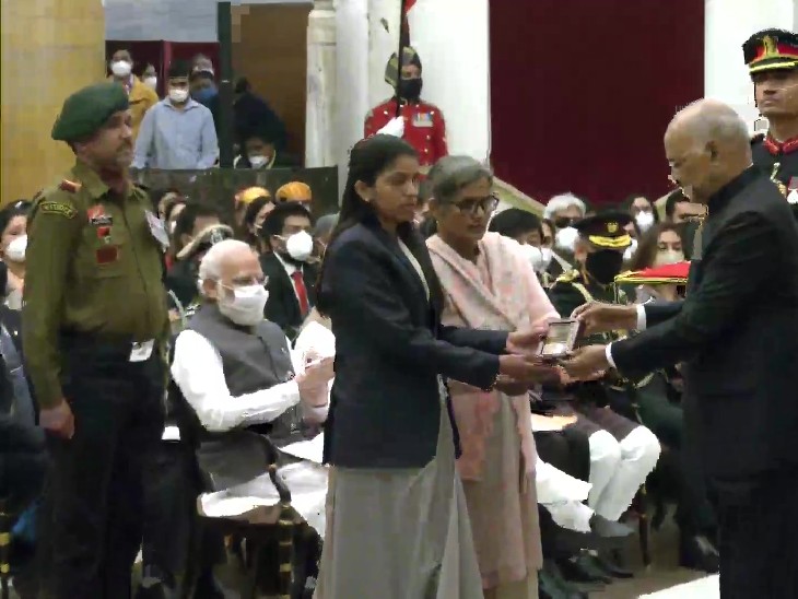 Gallantry Awards 2021: पाकिस्तान के दांत खट्टे करने वाले वीर अभिनंदन को 'वीर चक्र' 3 gallantry awards 2021: राष्ट्रपति रामनाथ कोविंद ने सैनिकों को दिए वीरता पुरस्कार 2021