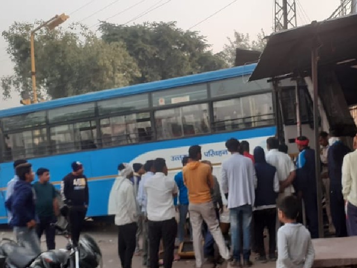 NH 3 पर अनियंत्रित होकर बस दुकान में जा घुसी: बस में थी 70 सवारियां, बड़ा हादसा टला