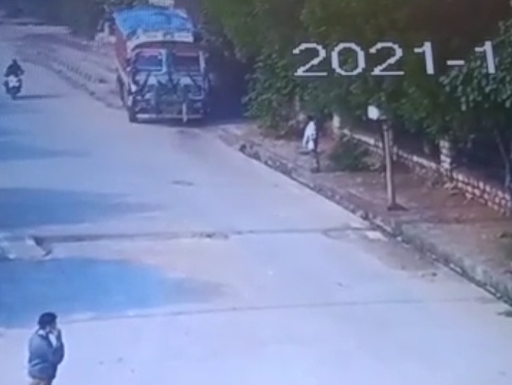 दर्दनाक मौत : चलते ट्रक के नीचे अचानक गिरने से युवक की टांगें कमर से हुईं अलग