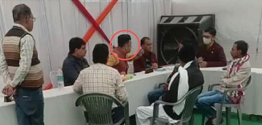 वार्ड में मिट्‌टी नहीं डालने से नाराज पार्षद ने J.EN. को दी धमकी, कहा -गलतफहमी निकाल देना, नौकरी खा जाऊंगा