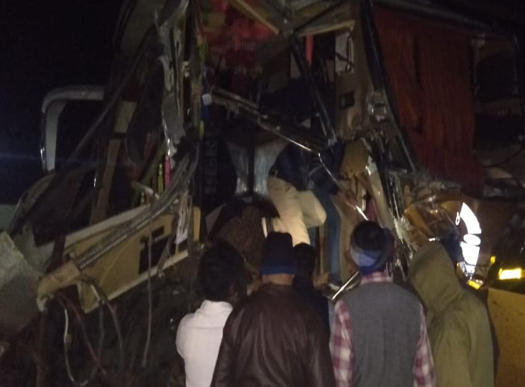 मध्यप्रदेश से जयपुर आ रही बस ट्रोले से टकराई, हादसे में तीन की मौत और 20 घायल