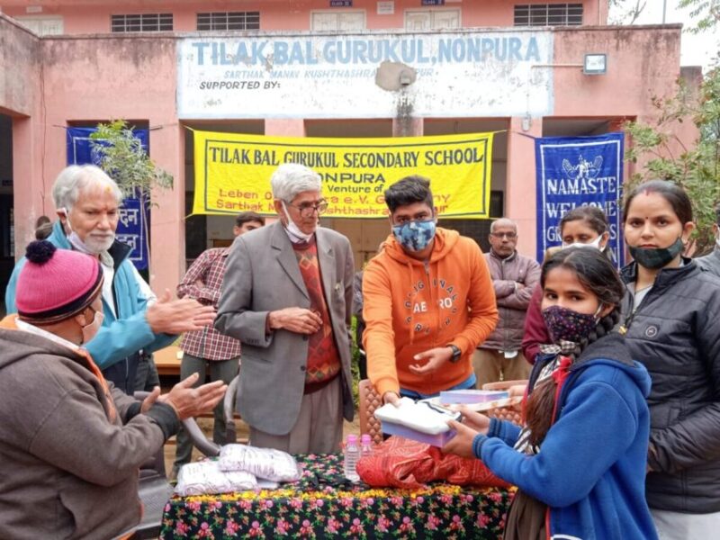 भगवान महावीर विकलांग सहायता समिति ने विद्यार्थियों को वितरित किए टेबलेट