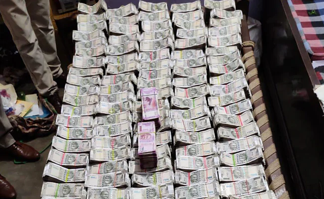 पुलिस ने 77 लाख नकली नोट की खेप पकड़ी, गड्डी पर असली नोट लगा ठगी करने वाला भी गिरफ्तार