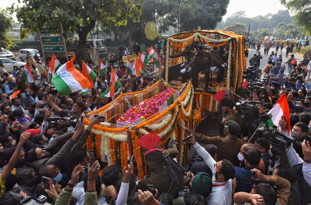 CDS जनरल रावत और उनकी पत्नी मधुलिका पंचतत्व में विलीन, दो बेटियों ने दी मुखाग्नि 3 CDS जनरल रावत और उनकी पत्नी मधुलिका पंचतत्व में विलीन, दो बेटियों ने दी मुखाग्नि