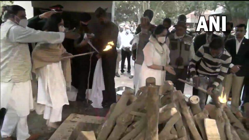 CDS जनरल रावत और उनकी पत्नी मधुलिका पंचतत्व में विलीन, दो बेटियों ने दी मुखाग्नि