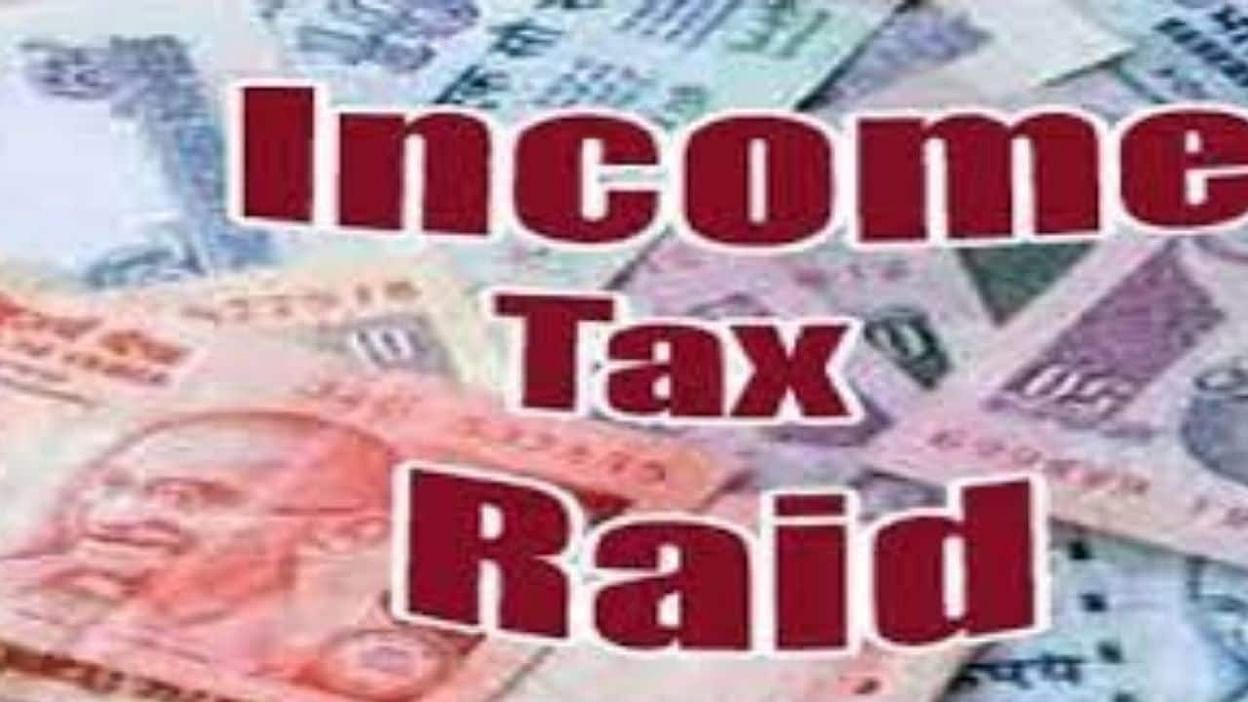 अखिलेश के OSD सहित 3 सपा नेताओं पर इनकम टैक्स के छापे