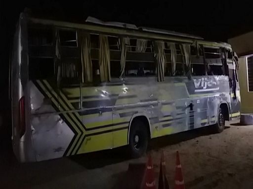 सवारियों से भरी बस पलटी, 2 की मौत, कई घायल सवारियों से भरी बस पलटी, 2 की मौत, कई घायल