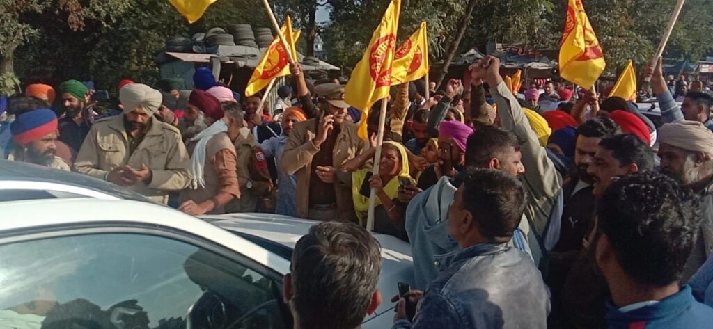 कंगना रनोट पर पंजाब में हमला,एक्ट्रेस को भीड़ ने माफी मांगने को कहा