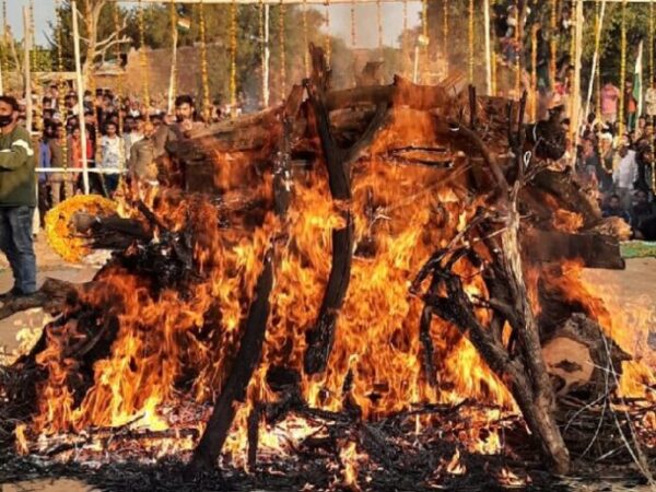 स्क्वॉड्रन लीडर शहीद कुलदीप सिंह को पत्नी ने दी मुखाग्नि, श्रद्धांजलि देने उमड़ा जनसैलाब ks 19 1639221643 e1639223004558