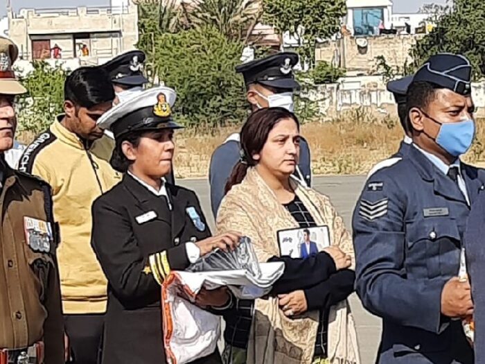 स्क्वॉड्रन लीडर शहीद कुलदीप सिंह का अंतिम सफर, पत्नी थामी रही पति की तस्वीर स्क्वॉड्रन लीडर शहीद कुलदीप सिंह का अंतिम सफर