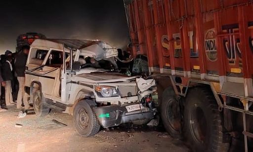 बीकानेर में सड़क हादसा: ओवरटेक के चक्कर में सामने से आ रहे दूसरे ट्रक से जा भिड़ी बोलेरो, 3 की मौत और 9 घायल