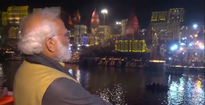गंगा आरती में शामिल हुए पीएम मोदी, लेजर शो का भी लिया आनंद
