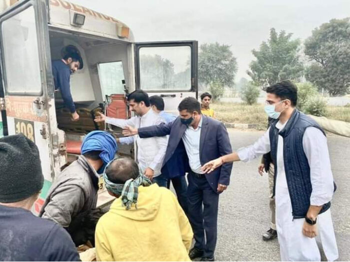 सड़क दुर्घटना में घायल हुए युवक को पूर्व डिप्टी सीएम पायलट ने पहुंचाया अस्पताल