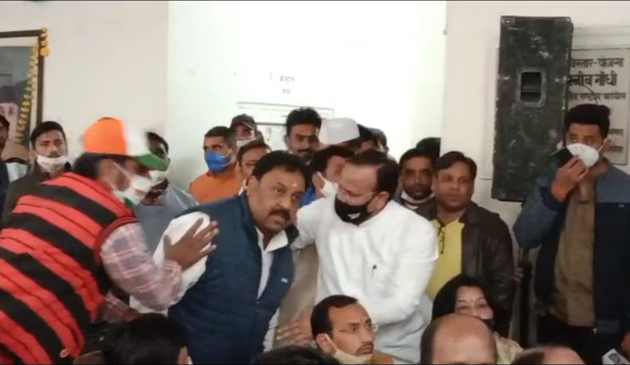 PCC की बैठक में ज्योति खंडेलवाल की मौजूदगी पर हंगामा, डोटासरा को भाषण बीच में रोकना पड़ा 1 PCC की बैठक में ज्योति खंडेलवाल की मौजूदगी पर हंगामा, डोटासरा को भाषण बीच में रोकना पड़ा