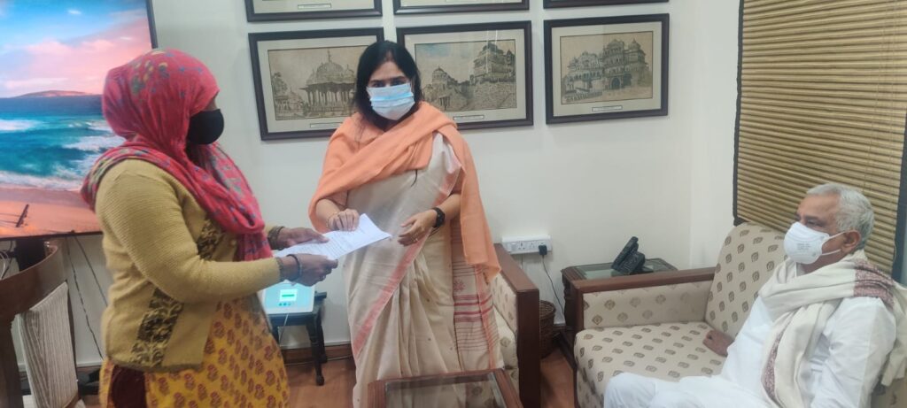 किरोड़ी पीड़िता को लेकर पहले CS से मिले फिर मंत्री राजेन्द्र गुढ़ा के घर जमाया धरना 2 किरोड़ी पीड़िता को लेकर पहले CS से मिले फिर मंत्री राजेन्द्र गुढ़ा के घर जमाया धरना
