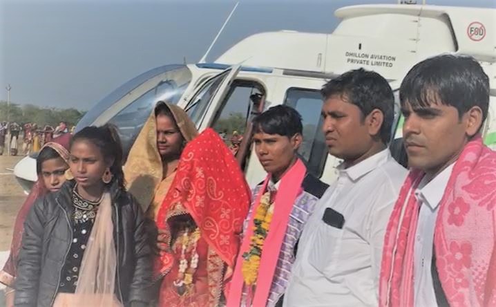 गांववालों ने भरी चौपाल में उड़ाया मजाक तो हेलिकॉप्टर से लाया बहू