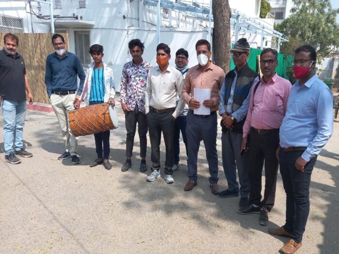 आर्युवेद डॉक्टर्स ने मंत्रियों के घर बजाया ढोल, पूरक बजट में 800 चिकित्सको की स्थाई भर्ती की मांग