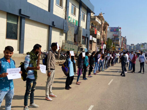 सरकार के खिलाफ सड़क पर उतरे ABVP कार्यकर्ता