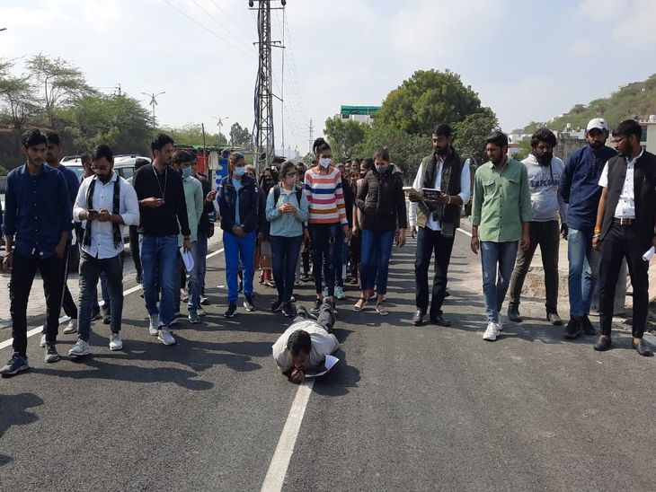 RAS मुख्य परीक्षा की तिथि को बढ़ाने की मांग को लेकर अनूठा प्रदर्शन 2 RAS