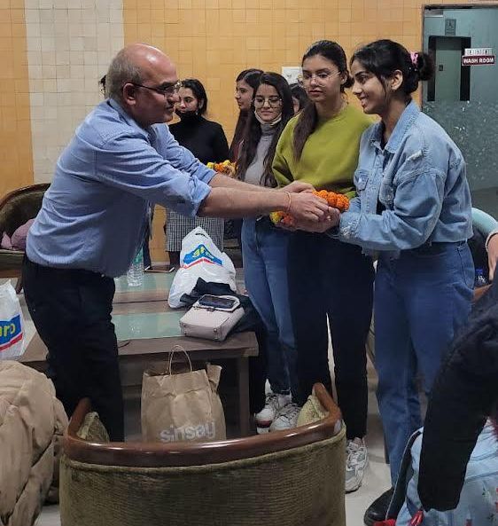 यूक्रेन से मुम्बई पहुंची पहली फ़्लाइट में आठ राजस्थानी छात्राएं, राजस्थान सरकार ने किया उनके खाने-रहने के प्रबंध